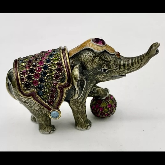 Jay Strongwater Barnum Baby Circus Elephant With Trinket Box.
NEW IN BOX
5035 - Picture 2 of 6